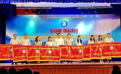 Hội Sinh viên Việt Nam thành phố nhận cờ 